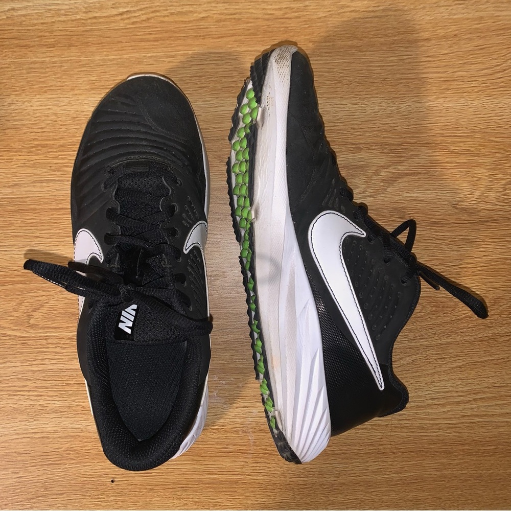 NIKE WOMEN’S TURF SHOES (SIZE 7)